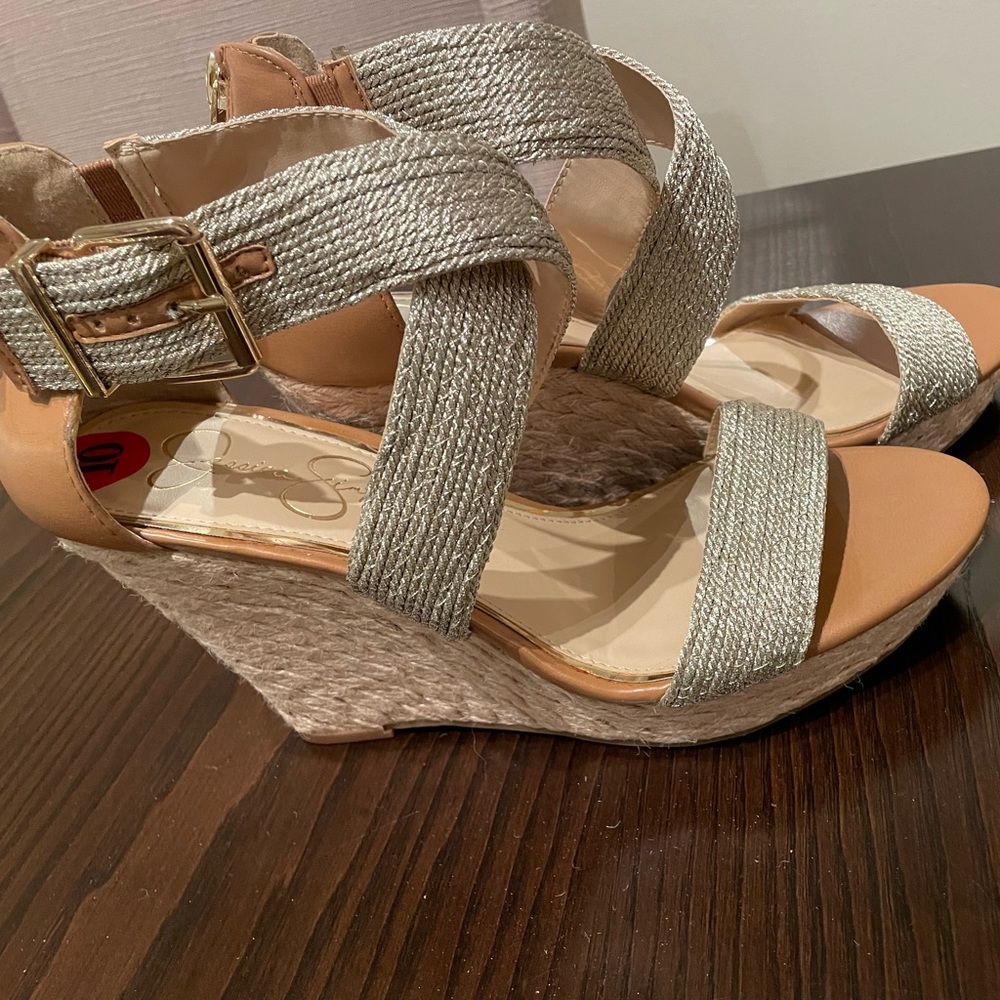 Jessica Simpson Jeramia Gold Tan Straw Sandal Wedges Size 10